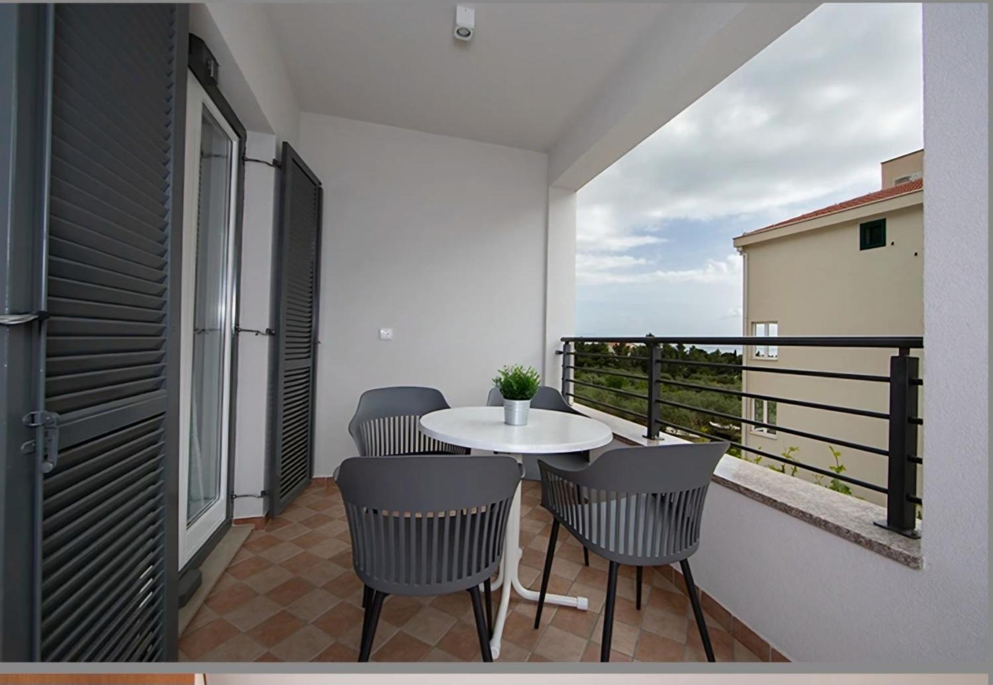 Ivmalu Apartments Tucepi Exterior photo